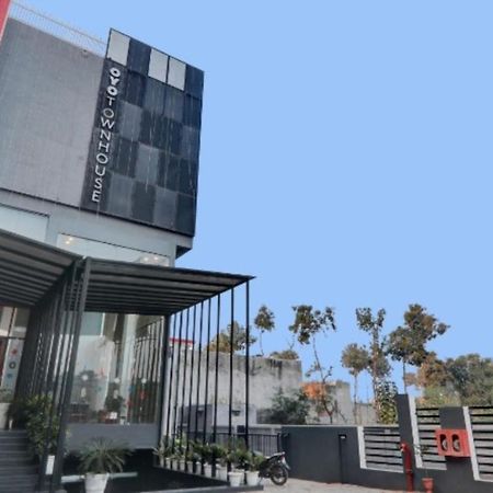Hotel Landmark, ラクナウ エクステリア 写真