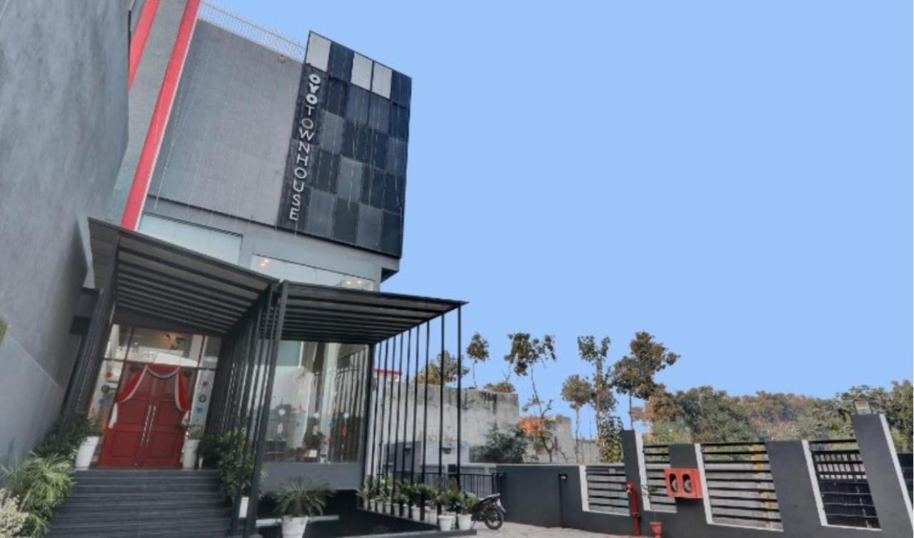 Hotel Landmark, ラクナウ エクステリア 写真